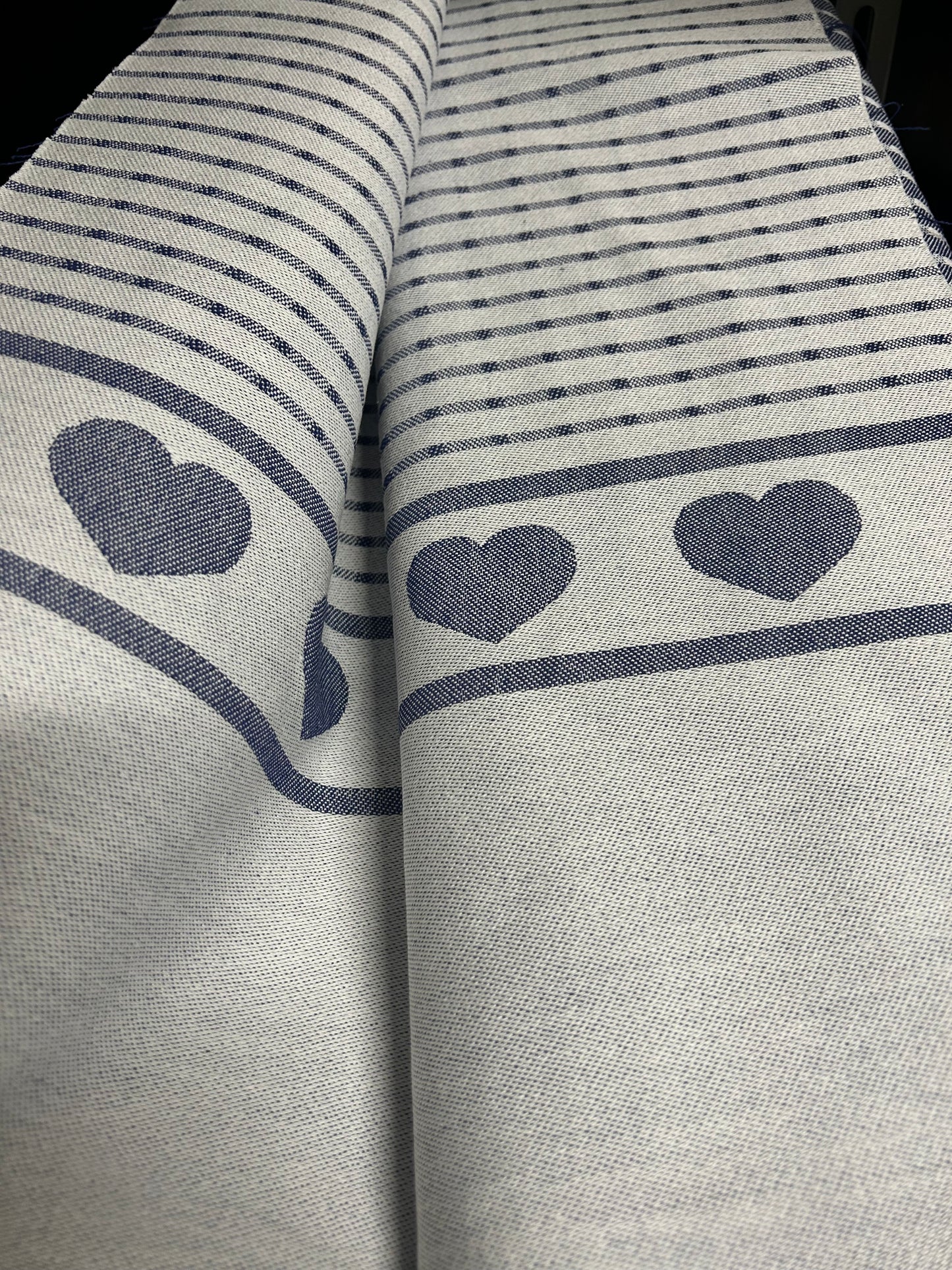 tessuto Halltex - Austria col. Blu Jeans in 100% Cotone H.150 cm. righe orizzontali e motivo a cuori sul fondo